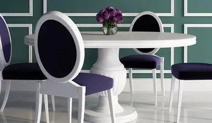Une table blanche avec des chaises blanches